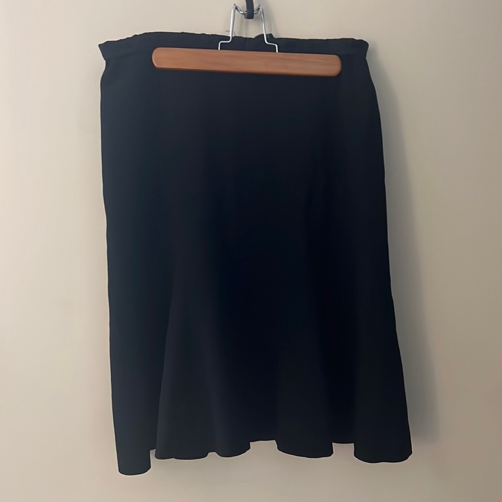 Women’s flowy black midi skirt size M
